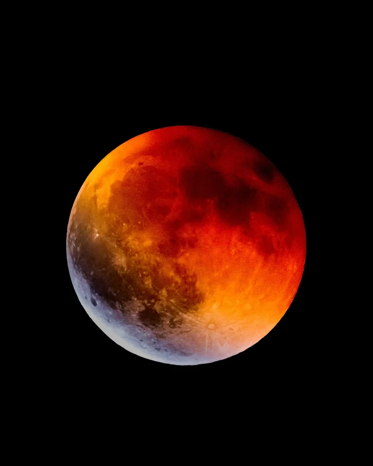 Red lunar eclipse study photographed by Faisal Malaeb.